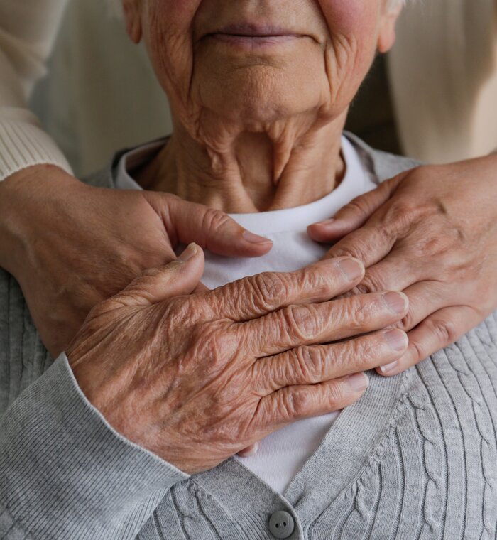 Frau, die sich um eine ältere Dame kümmert