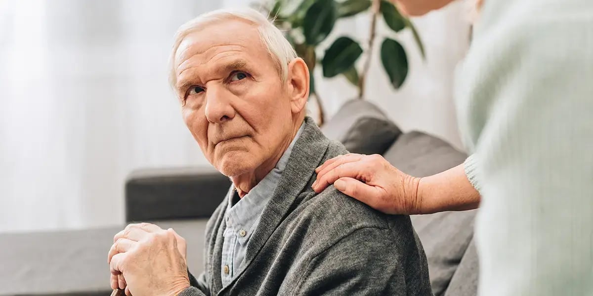 Alter Mann mit Altheimer schaut zu Betreuuering
