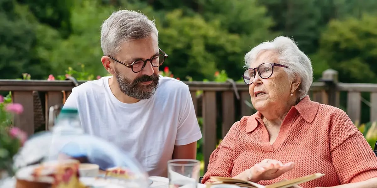 24-Stunden-Betreuer unterhält sich mit Seniorin