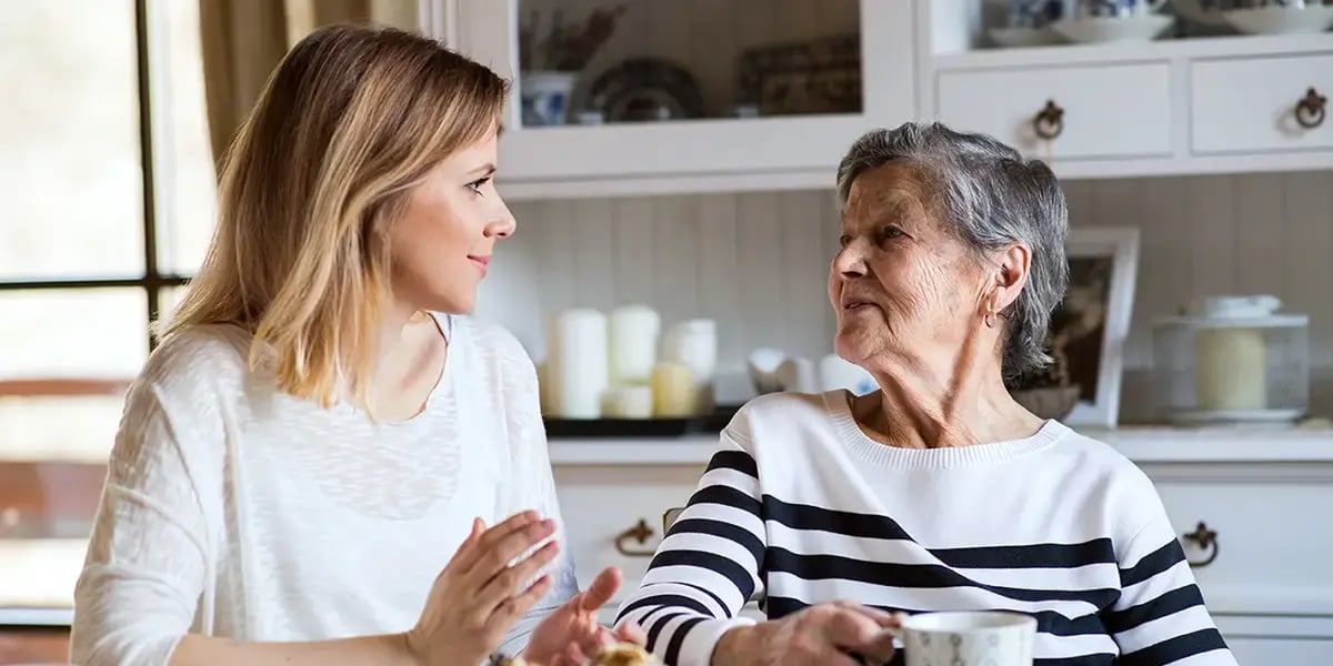 Frau und Seniorin unterhalten sich