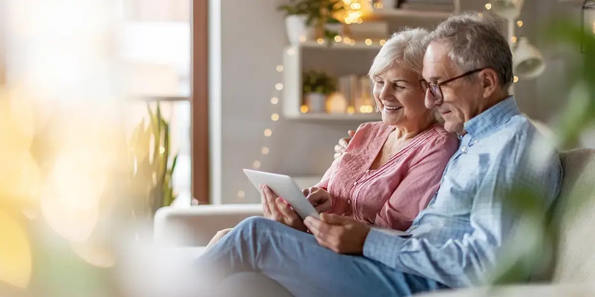 Senioren Paar schaut zusammen auf Tablet