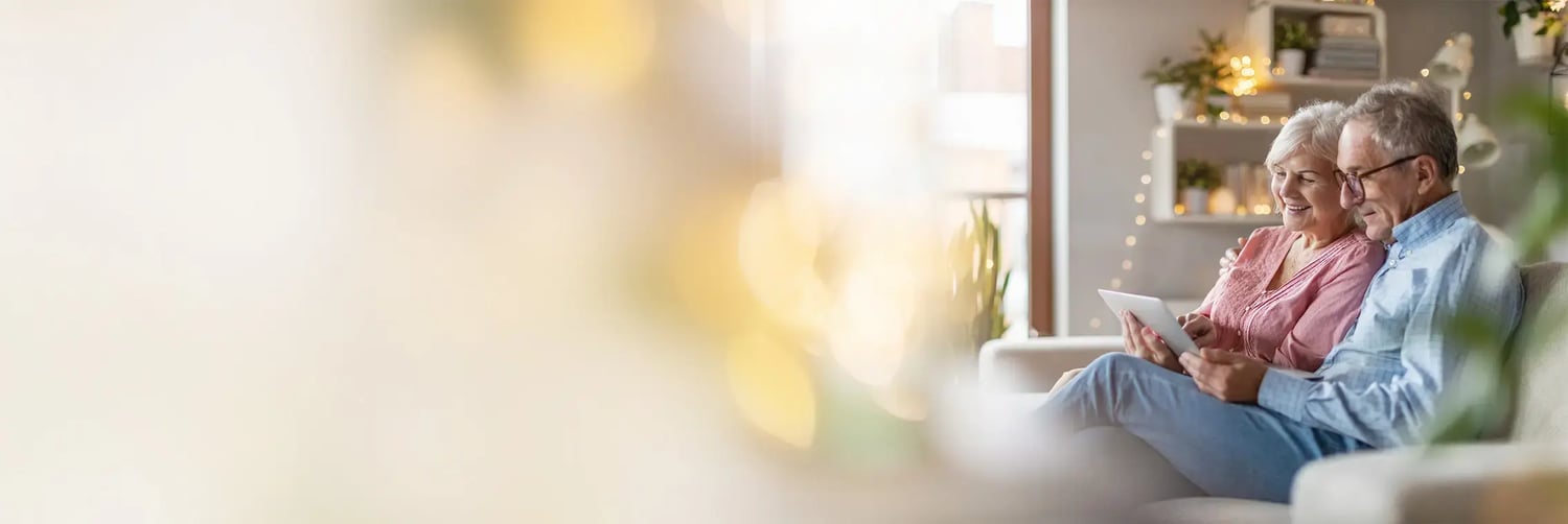 Senioren Paar schaut zusammen auf Tablet