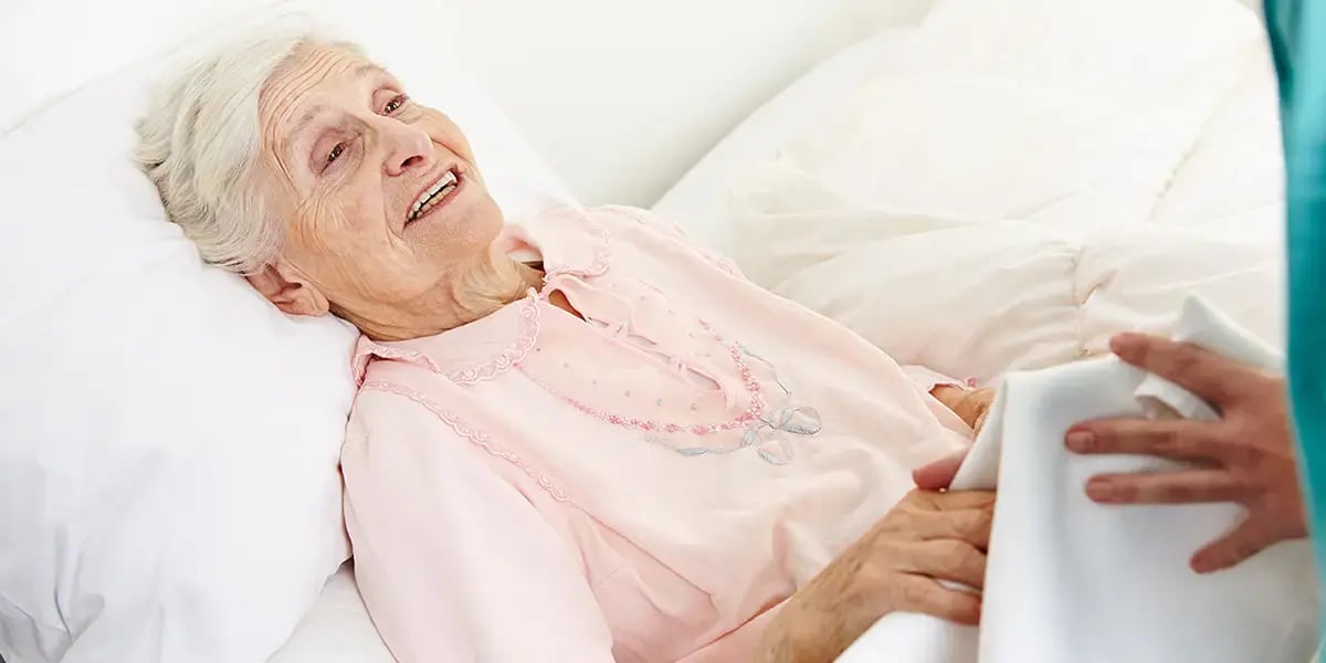 24-Stunden-Betreuung wäscht bettlägerige Seniorin