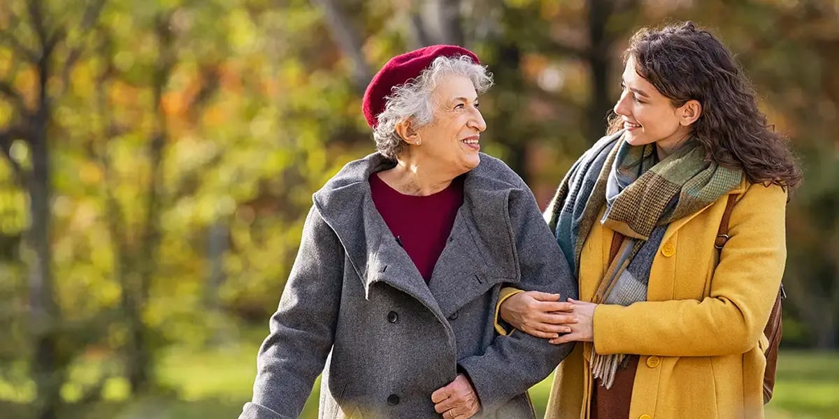 Seniorin und Frau gehen spazieren