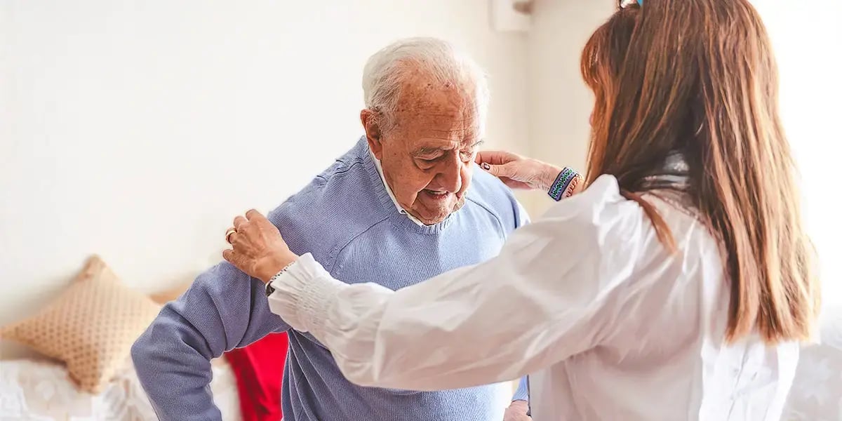 24-Stundenbetreuung hilft Senior beim Anziehen