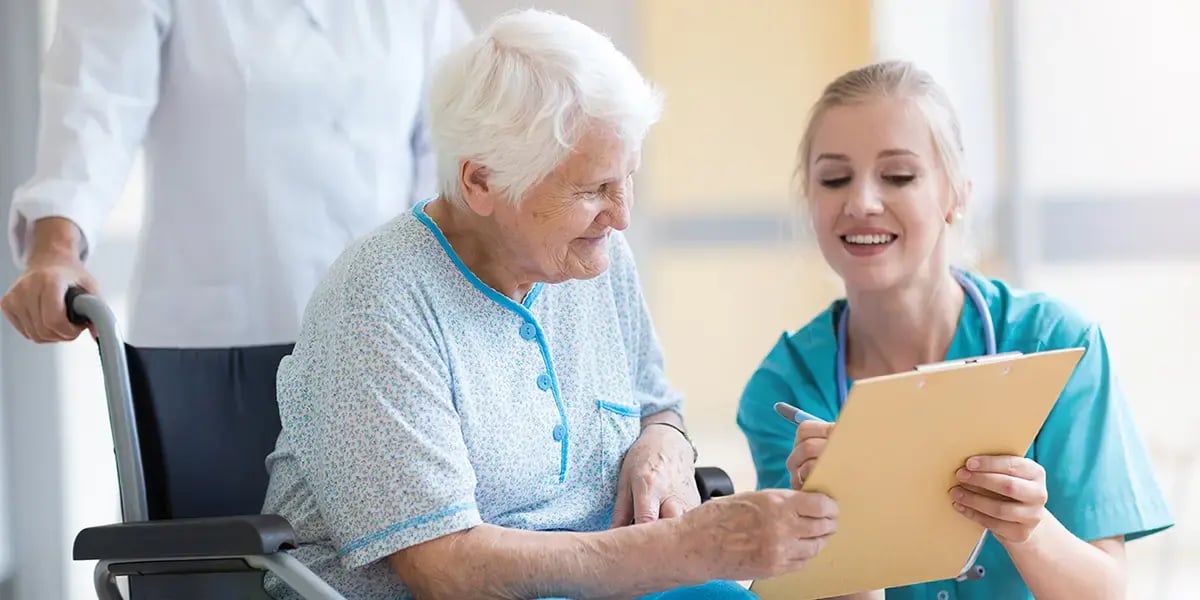 Seniorin wird aus Spital entlassen